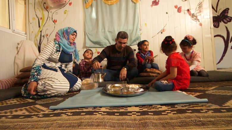يوم بحياة فنان سوري لاجئ يعمل حلاقاً