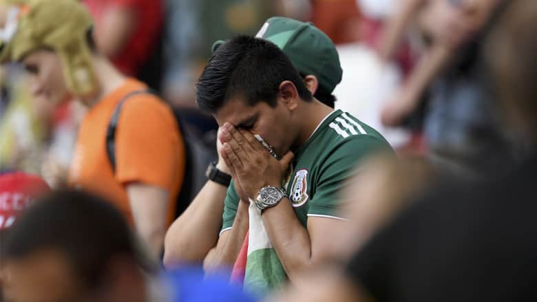 شاهد.. حزن وبكاء جماهير المكسيك بعد الخسارة أمام البرازيل