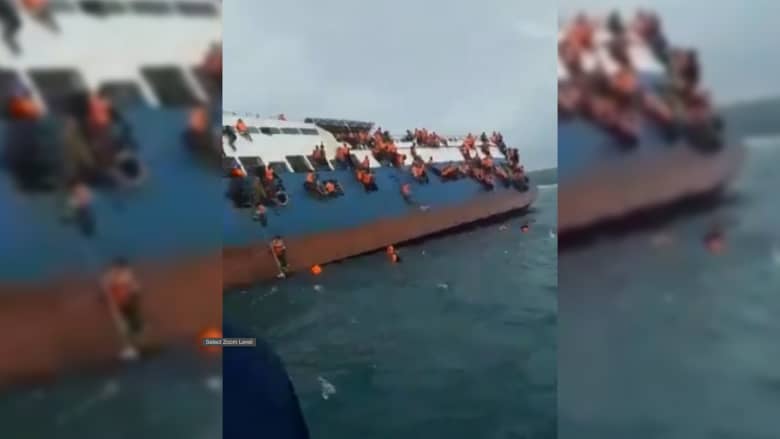 شاهد.. ركاب عبارة إندونيسية يتشبثون بها أثناء غرقها