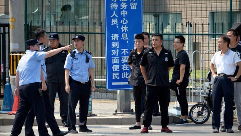 ما هو سبب الانفجار خارج السفارة الأمريكية في بكين؟