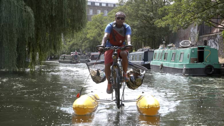 لماذا يقود هذا الرجل دراجته فوق أكبر نهر بإنجلترا؟