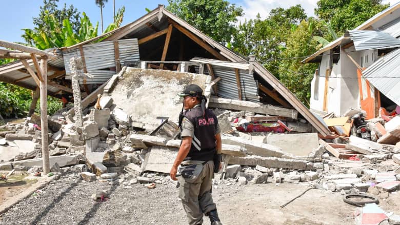 زلزال عنيف يضرب إندونيسيا.. والمئات يعلقون على جبل بركاني