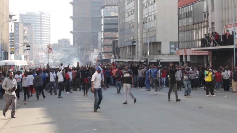 المعارضة في زيمبابوي تدين "الوحشية" بتفريق المتظاهرين