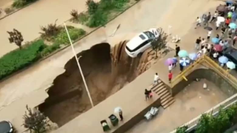 إنقاذ سيارة من السقوط في حفرة سببتها الفيضانات في الصين