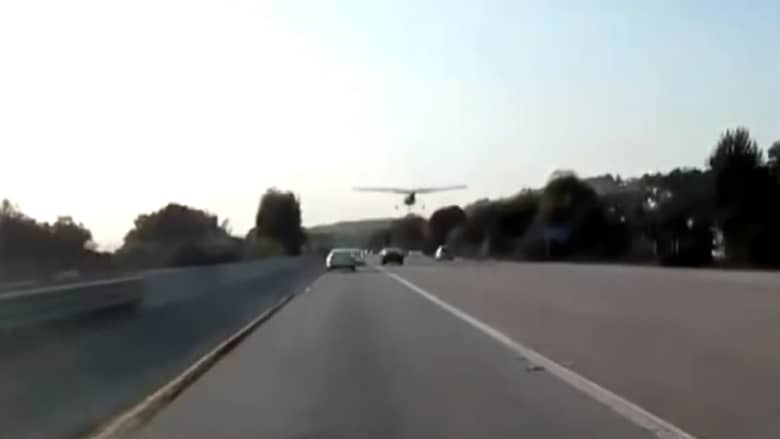 طائرة صغيرة تهبط اضطراريا بين سيارات على طريق سريع