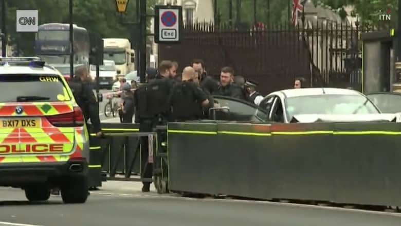 لحظة اصطدام سيارة بحاجز أمني قرب البرلمان البريطاني