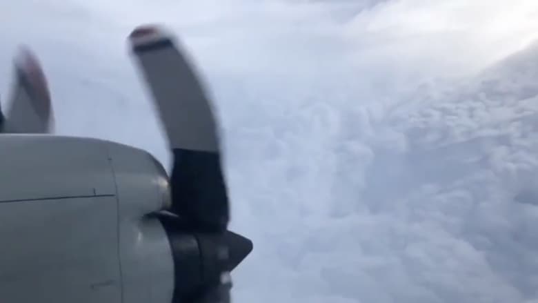 مشهد مرعب لطائرة تدخل عين إعصار قرب هاواي