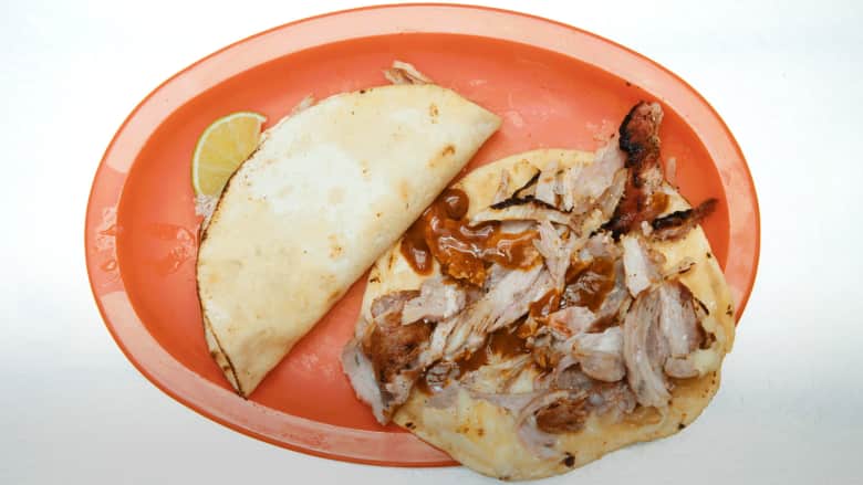 صهير بين “الشاورما” و”التاكو” في مطعم “تاكوس بغداد” بالمكسيك