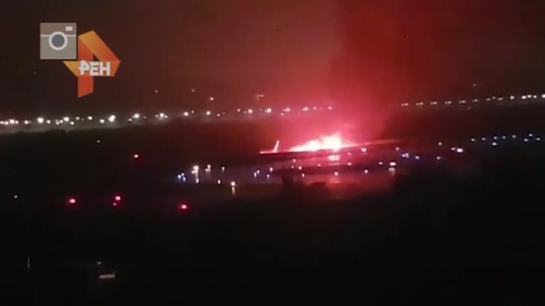 انزلاق طائرة ركاب روسية على المدرج واشتعال النيران فيها