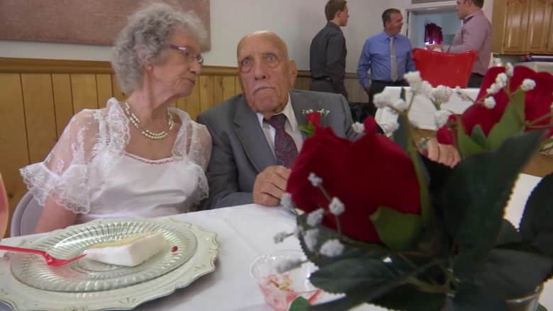 رجل بعمر 95 عاماً يتزوج عروساً في الـ81 من عمرها