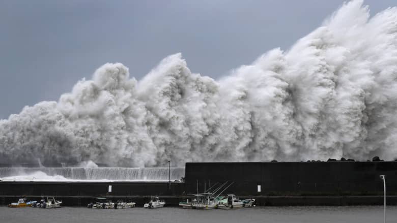 اليابان.. سيارات تطير وسفن تتحطم بسبب أقوى إعصار منذ 25 عام