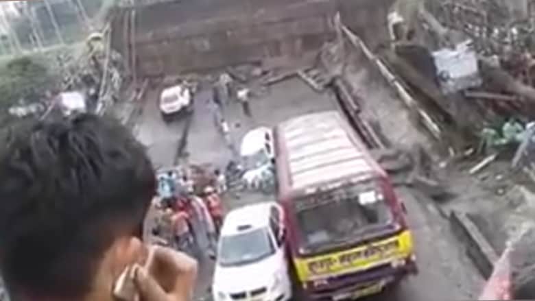 انهيار جسر مكتظ بالسيارات في الهند