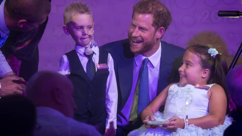 الأمير هاري وميغان يلتقيان أطفالاً ملهمين يكافحون المرض