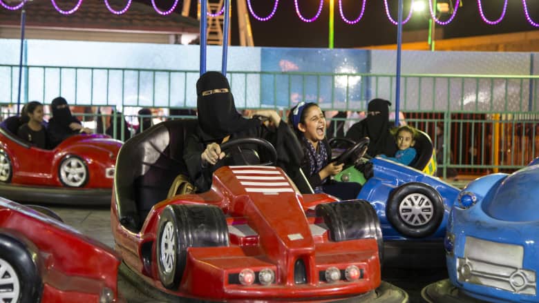فنانة سعودية توثّق تحدي النساء للافتات حظر الصراخ في مدينة ملاهي