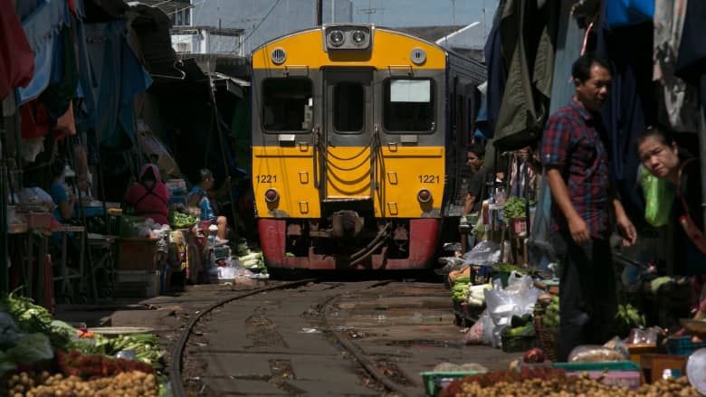 في تايلاند.. قطار يمر وسط سوق 8 مرات في اليوم