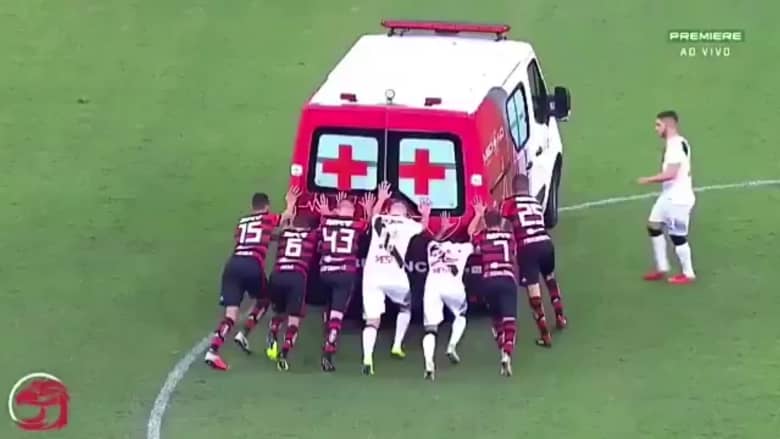 لاعبون “ينقذون” سيارة إسعاف حاولت نجدة زميلهم المصاب