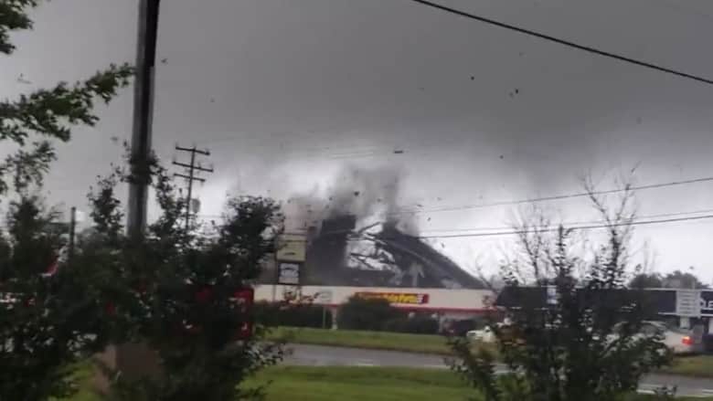 فيديو مرعب.. إعصار يقتلع أسقف المباني والأشجار في فرجينيا