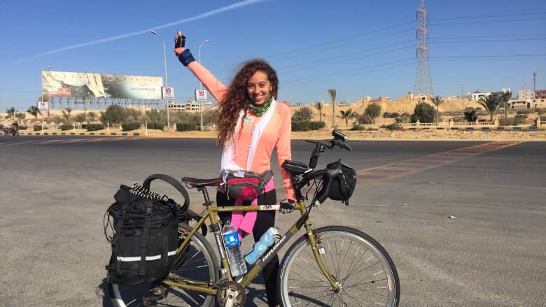 700 كيلومتر في 10 أيام.. أول مصرية تقود دراجتها لمسافات طويلة
