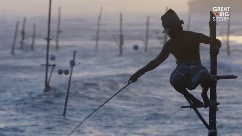 من الجد إلى الوالد فالإبن..أغرب طريقة لصيد السمك في سريلانكا