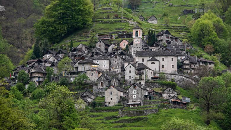 قرية سويسرية بكاملها تتحول إلى فندق في العام 2020