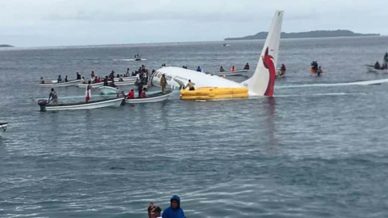 سقوط طائرة بالبحر يُجبر ركابها على السباحة لإنقاذ حياتهم