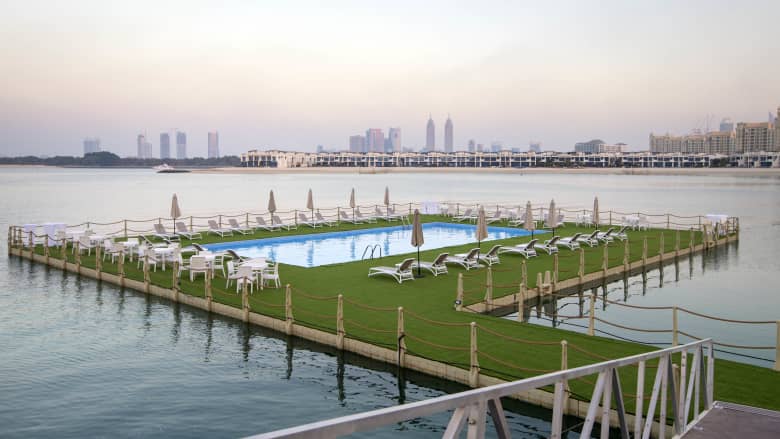 شاهد.. أول حوض سباحة عائم في دبي