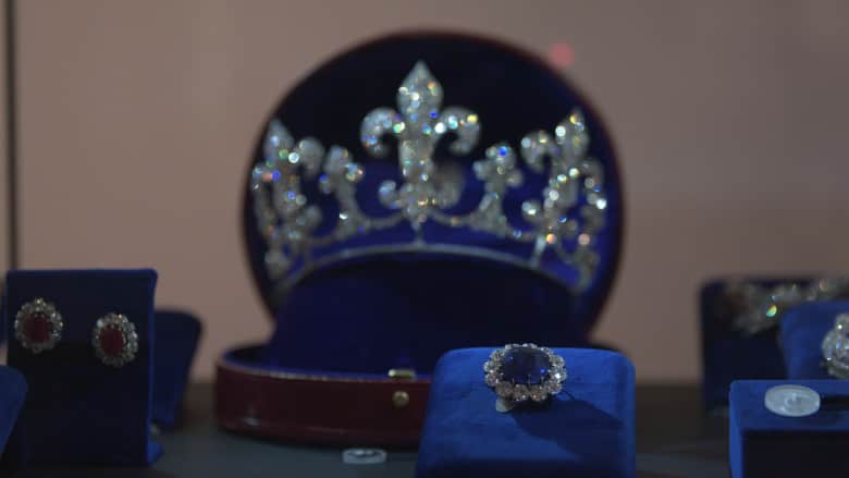 في دبي.. مجوهرات الملكة الفرنسية ماري أنطوانيت تعرض للعامة