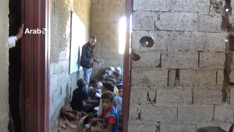 يمني يحوّل منزله الى مدرسة لتعليم مئات الطلاب