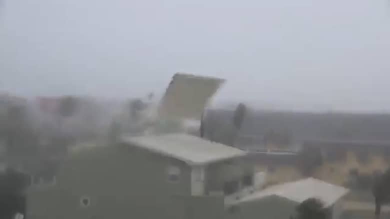 الإعصار “مايكل” يمزق ويقتلع أسقف المنازل في فلوريدا