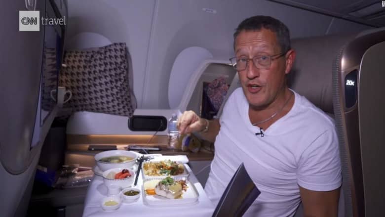 ماذا تأكل عادة في رحلة طيران مدتها 19 ساعة؟