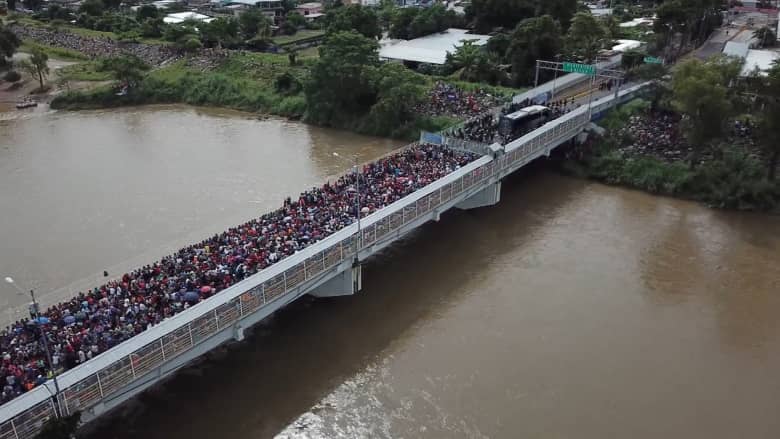الآلاف من المهاجرين يحاولون عبور الحدود إلى المكسيك