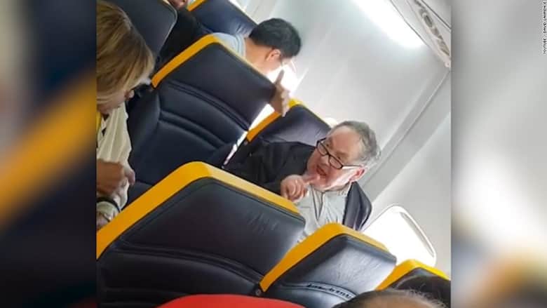 رجل يهاجم امرأة بعنصرية على متن رحلة.. ويبقى على متن الطائرة