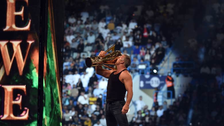 من هم أبرز المصارعين المشاركين في "WWE" بالسعودية؟