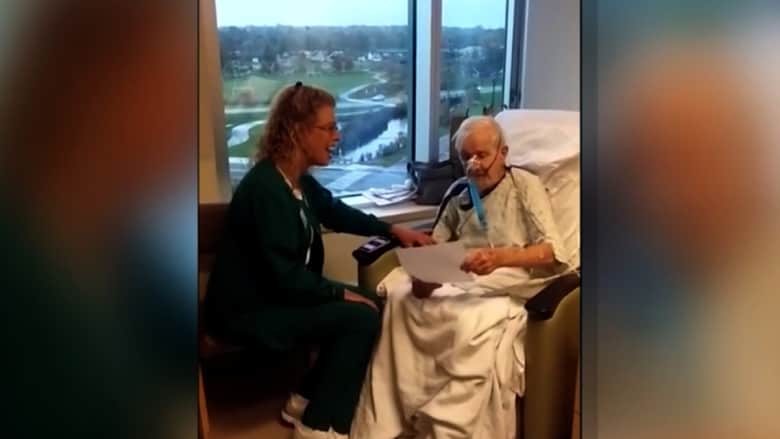 ممرضة تغني بأداء مميز لمريض مسن بالمستشفى.. شاهد رد فعله