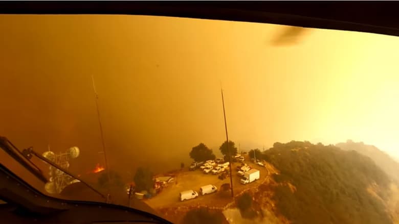حرائق كاليفورنيا.. مروحية تحلق بشكل خطير وسط الدخان