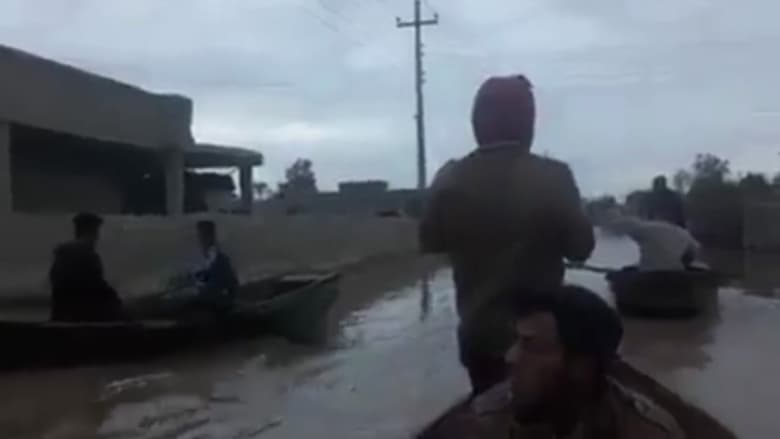 عراقيون يتجولون بالقوارب بين المنازل بحثاً عن ناجين