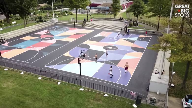 شاهد كيف تتحول ملاعب كرة السلة إلى أعمال فنية