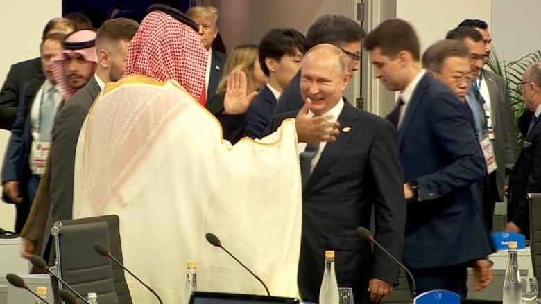 مصافحة حارة بين بوتين ومحمد بن سلمان في قمة العشرين