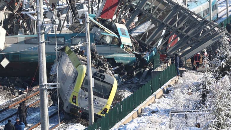 شاهد اللقطات الأولى من موقع حادث القطار التركي السريع