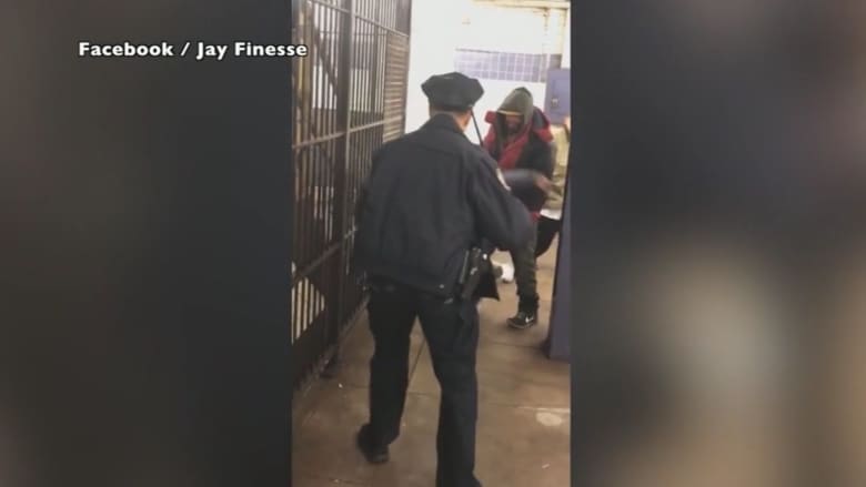مشردون يعتدون على شرطي بمحطة للقطار بمانهاتن