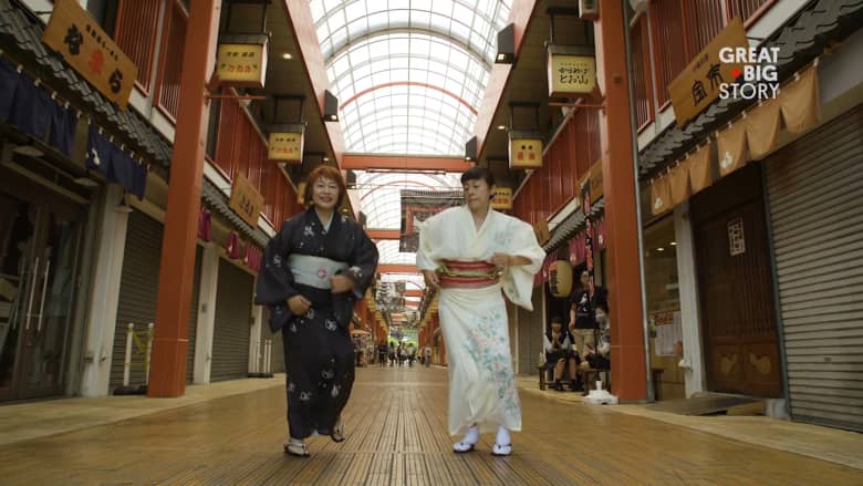  سيدتان يابانيتان فوق الـ60 من العمر ترقصان "الهيب هوب" 