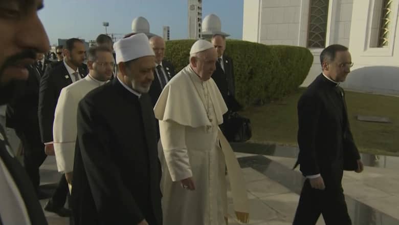 البابا فرنسيس وشيخ الأزهر يصلان إلى مسجد الشيخ زايد