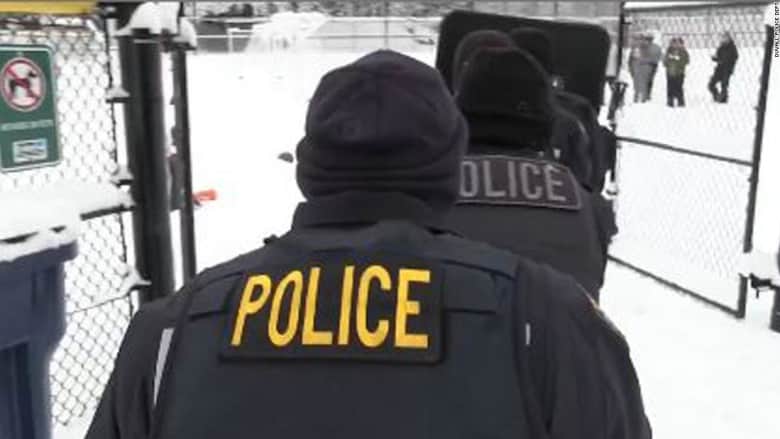 أطفال يقذفون الشرطة الأمريكية بكرات الثلج وهكذا ردوا