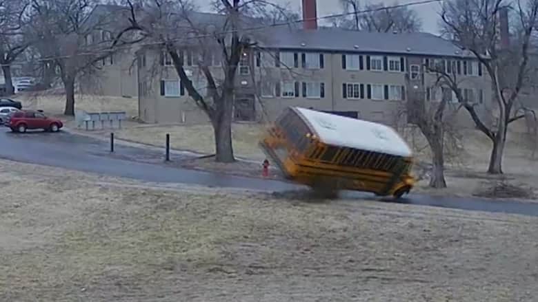 فيديو يظهر لحظة انقلاب حافلة مدرسية على طريق جليدي