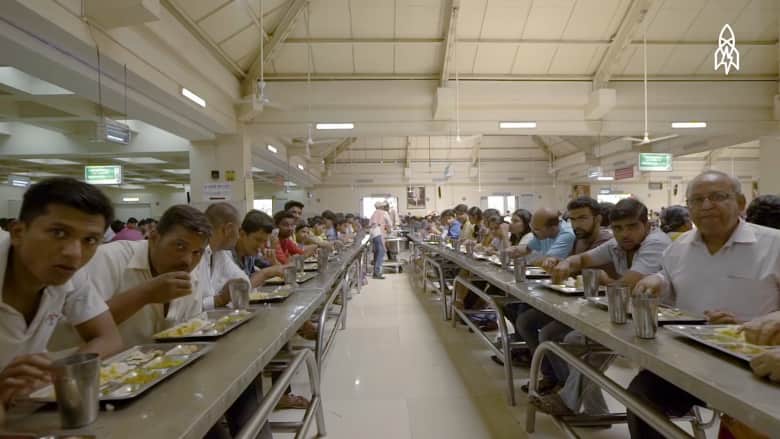 نظرة داخل مطبخ يقدم الطعام لـ40 ألف شخص يومياً