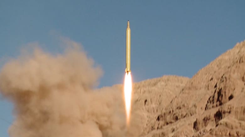 إيران تستعرض قوتها وتتحدى أمريكا ببرنامجها الصاروخي