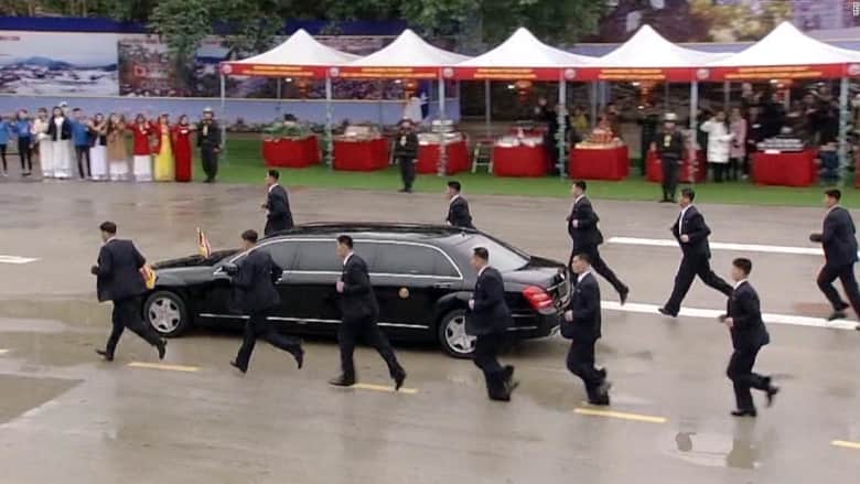 مجدداً.. حراس زعيم كوريا الشمالية يركضون حول سيارته