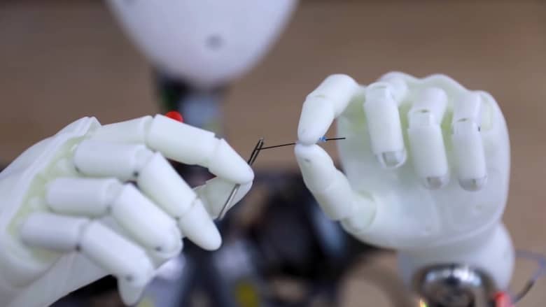 روبوت يؤدي مهام الإنسان ببراعة حتى إدخال الخيط بالإبرة