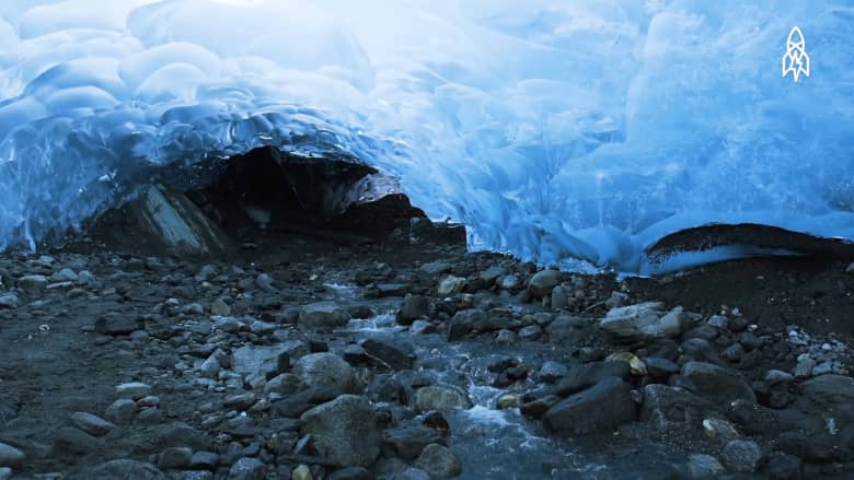 كأنك بحلم أزرق اللون..اكتشف كهوف الجليد المخفية بأنهر ألاسكا
