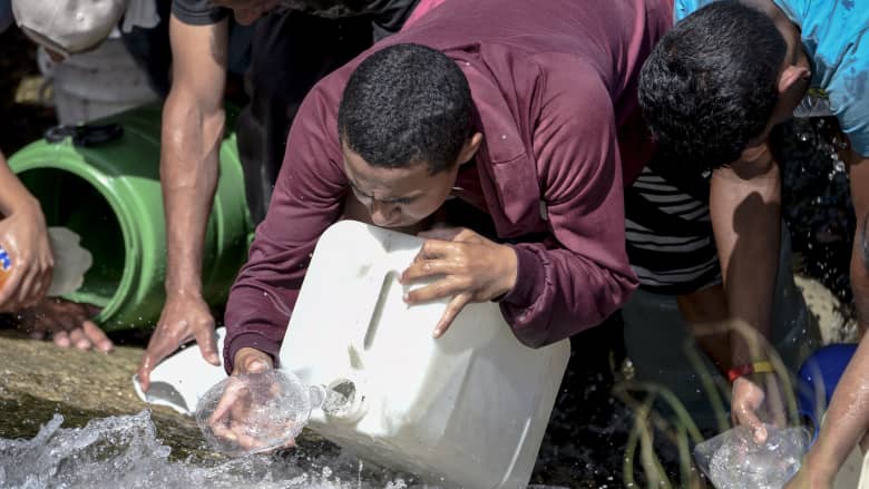 وسط انقطاع الطاقة.. فنزويليون يتزاحمون بحثا عن الماء والغذاء